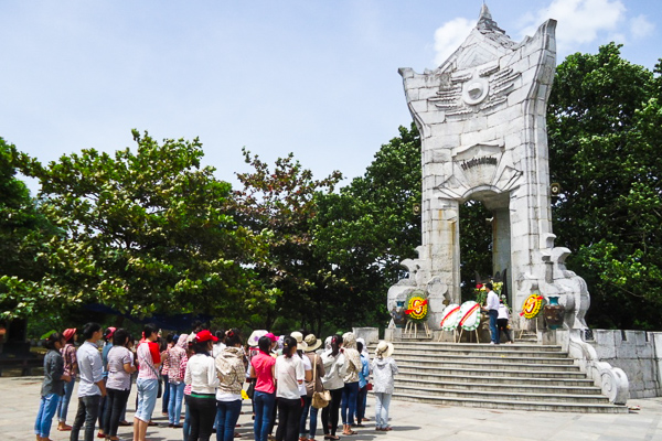 Thắp hương tưởng niệm các anh hùng liệt sĩ Trường Sơn