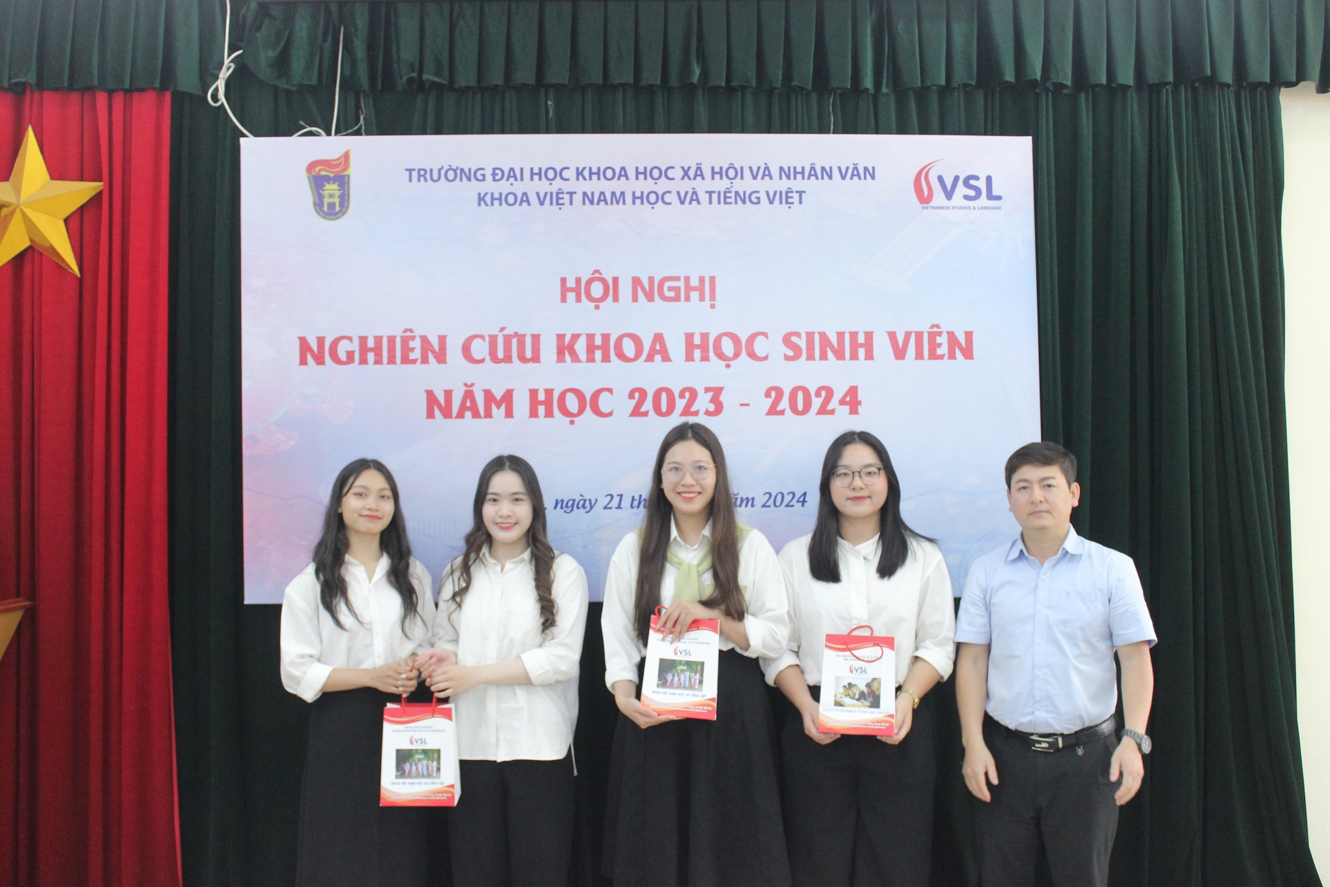 Nhóm các sinh viên đạt giải Nhì 