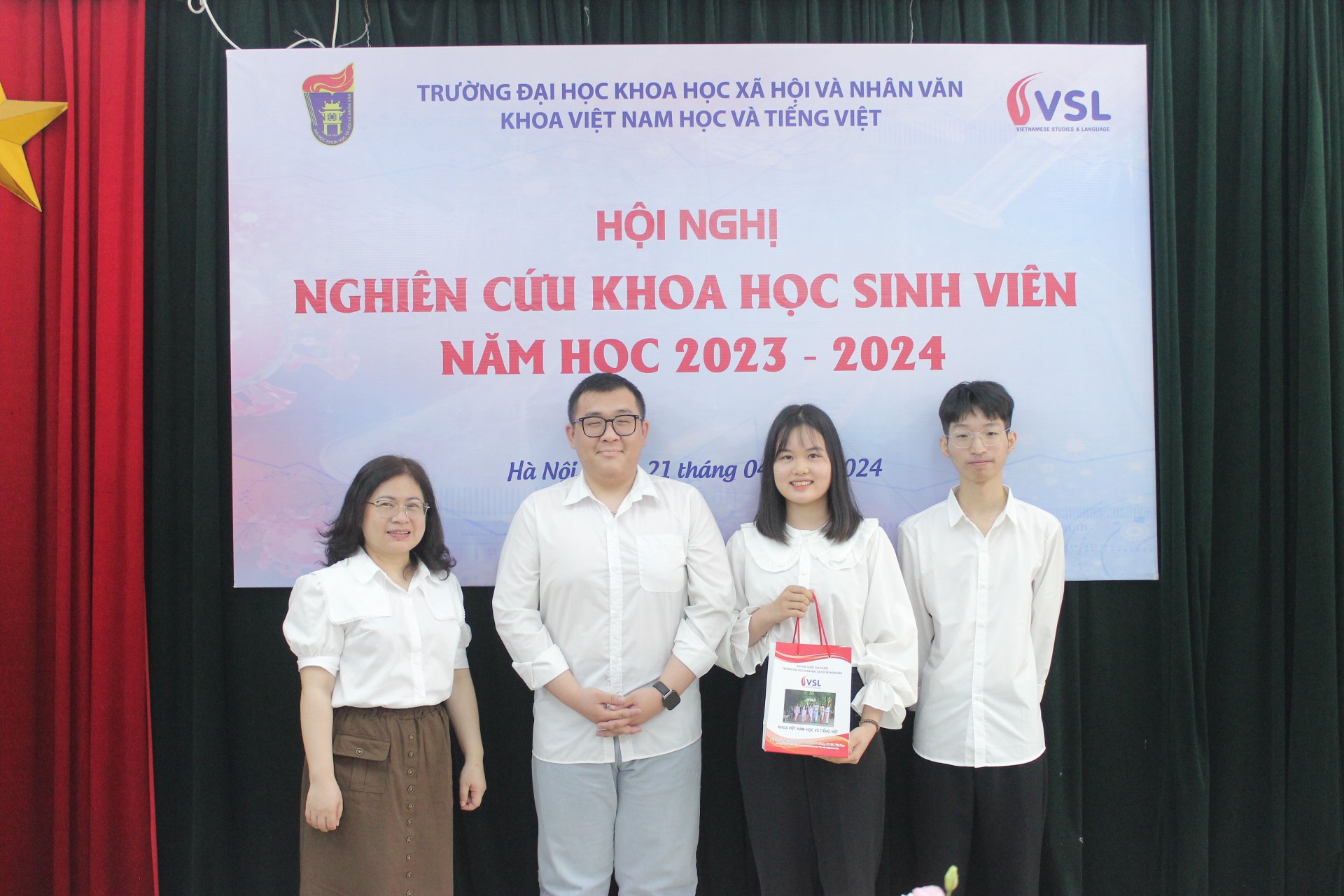 Nhóm sinh viên đạt giải Nhất 